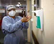 "Vacina protege, mas ainda não é hora de baixar a guarda”, alerta primeira paranaense imunizada